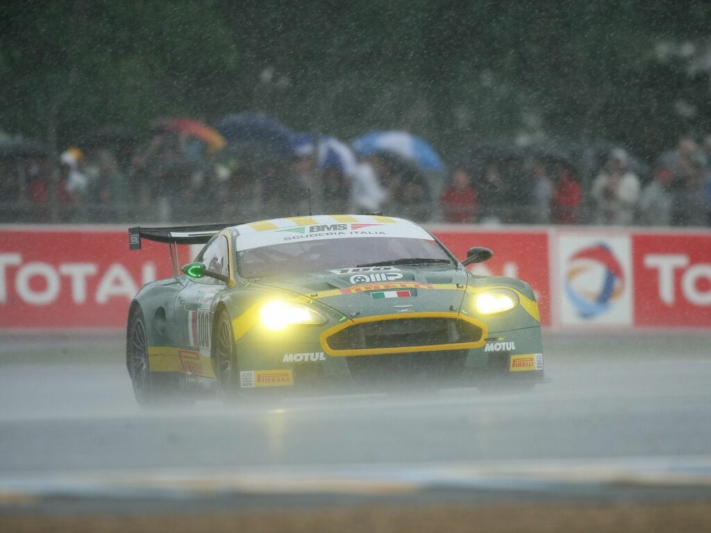 2005 Aston Martin DBR9 Racing in Rain - 1600x1200 Wallpaper