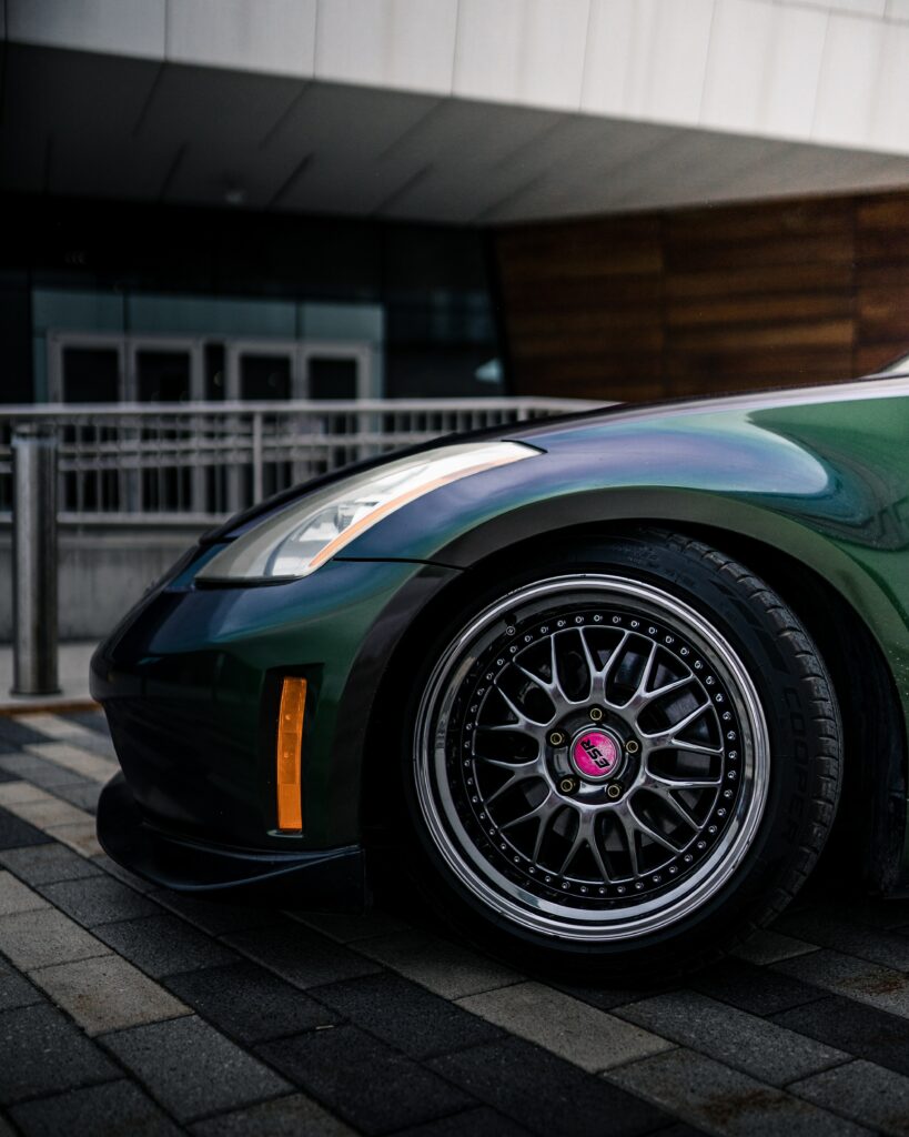 Stunning Green Sports Car Wallpaper: Sleek Design & Urban Backdrop