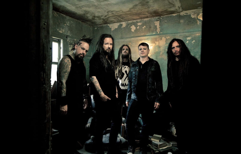 Gritty Korn Wallpaper: Edgy Band Portrait in Dimly Lit Atmosphere