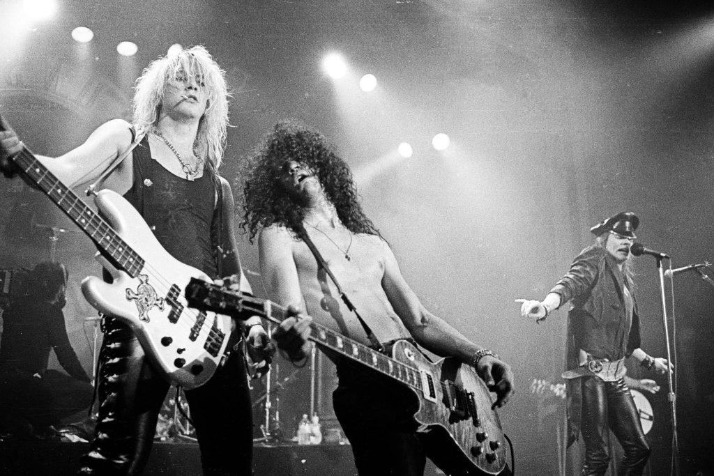 Guns N Roses live black and white wallpaper featuring Slash Duff McKagan and Axl Rose energy