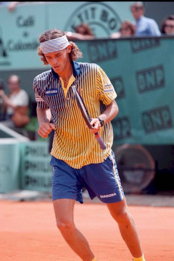 Gustavo Kuerten intense tennis action Roland Garros red clay yellow blue Diadora kit wallpaper