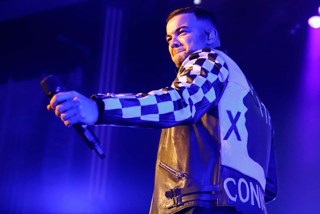 Australian singer Guy Sebastian live concert portrait vibrant blue lighting checkered jacket Wallpaper
