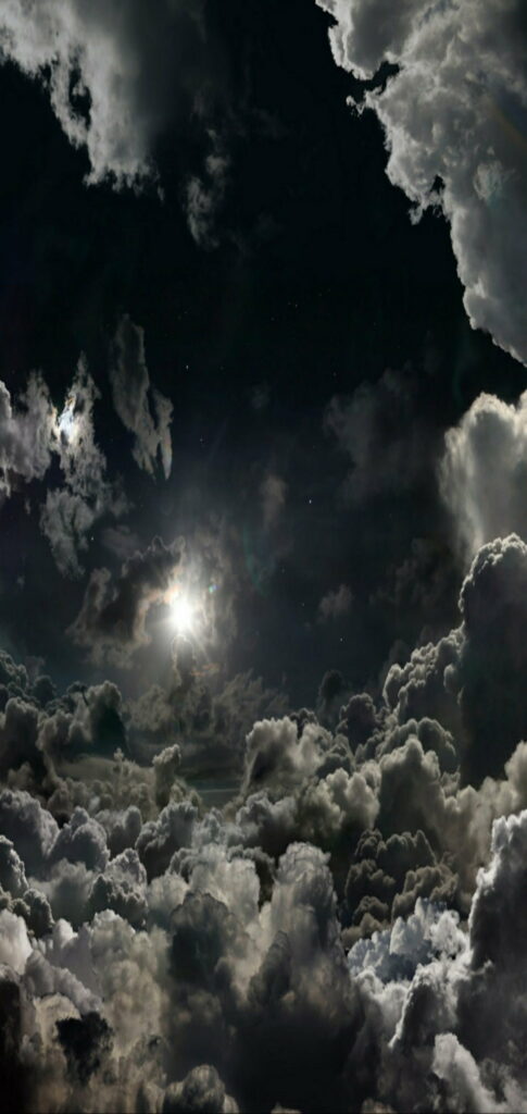 Moody Dark Sky Wallpaper: Dramatic Clouds & Mysterious Light