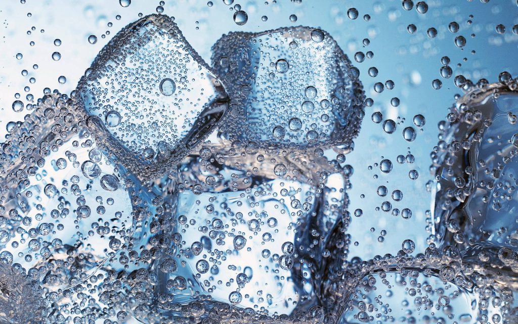 HD close-up of clear ice cubes and bubbles in sparkling water on a blue background wallpaper