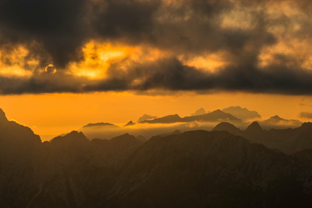 Dramatic Sunset HD Wallpaper: Rugged Mountains & Serene Landscape