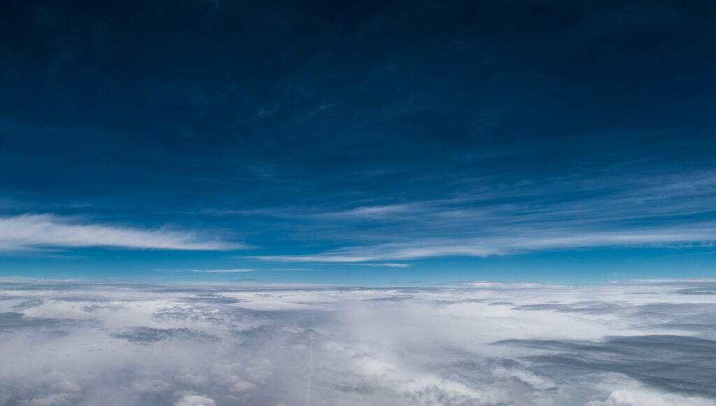 High Altitude Sky Wallpaper: Wispy Clouds & Serene Blue Background
