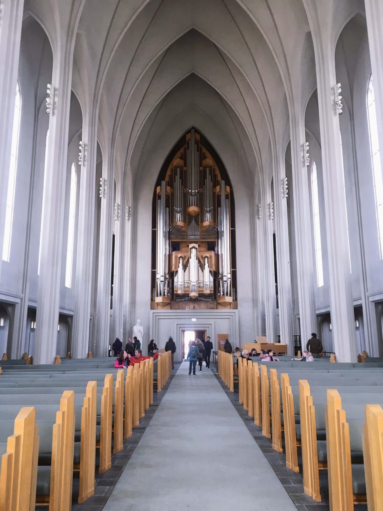 Interior view of Hallgrímskirkja Reykjavik with grey columns and massive pipe organ Wallpaper