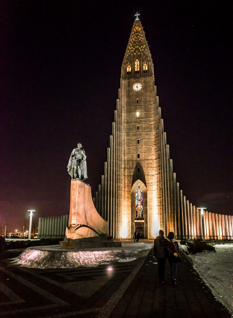 Night view of illuminated Hallgrímskirkja and Leif Erikson statue in Reykjavík Iceland winter Wallpaper