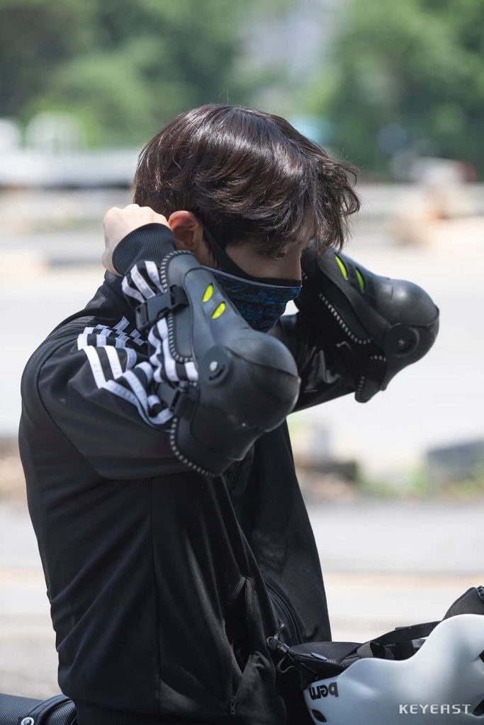Hwang In-youp as Han Seo-jun in black motorcycle gear with face mask sporty True Beauty wallpaper