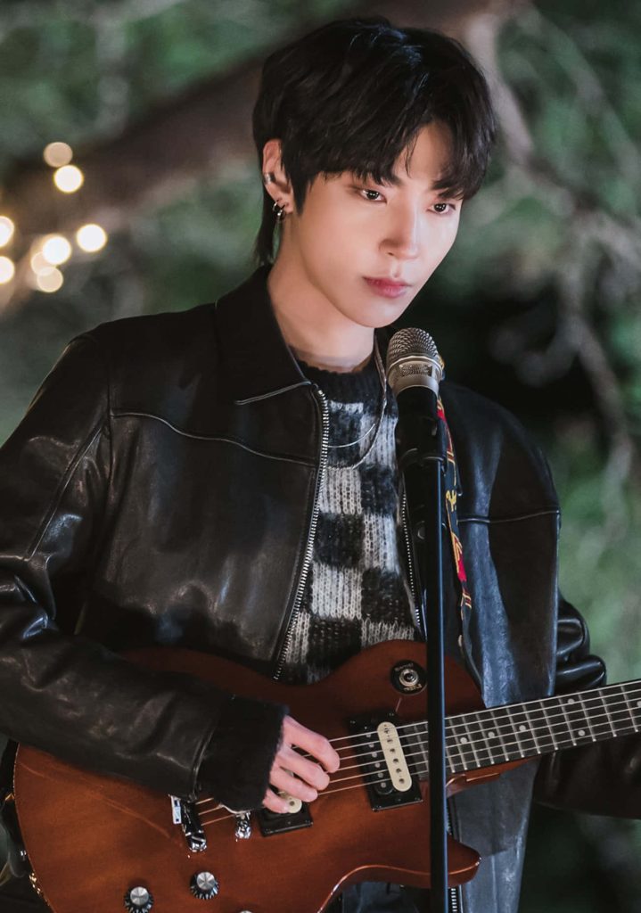 Han Seo-jun wallpaper featuring Hwang In-youp playing electric guitar in leather jacket