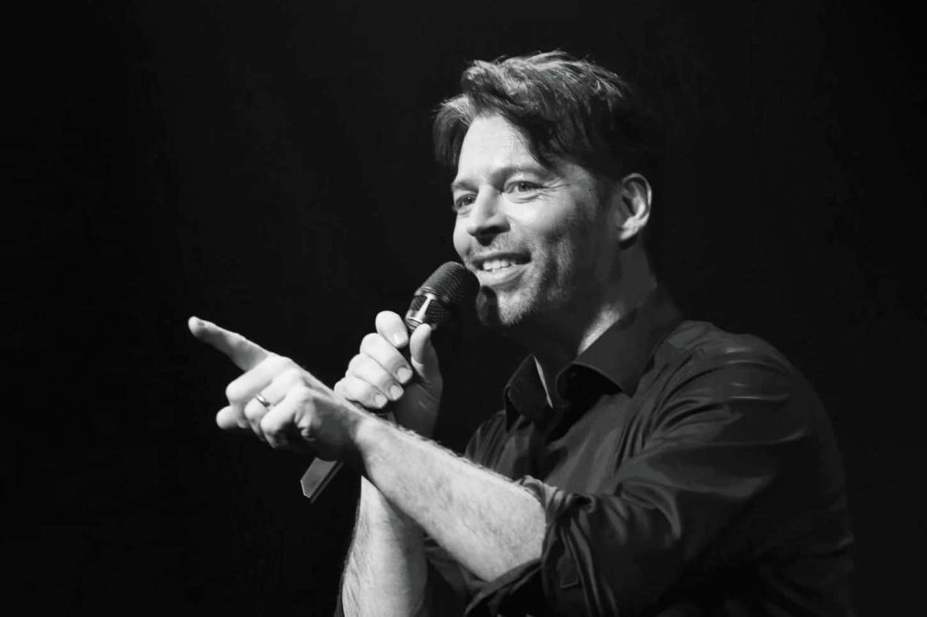Black and white Harry Connick Jr live performance photo wallpaper showcasing dynamic stage presence