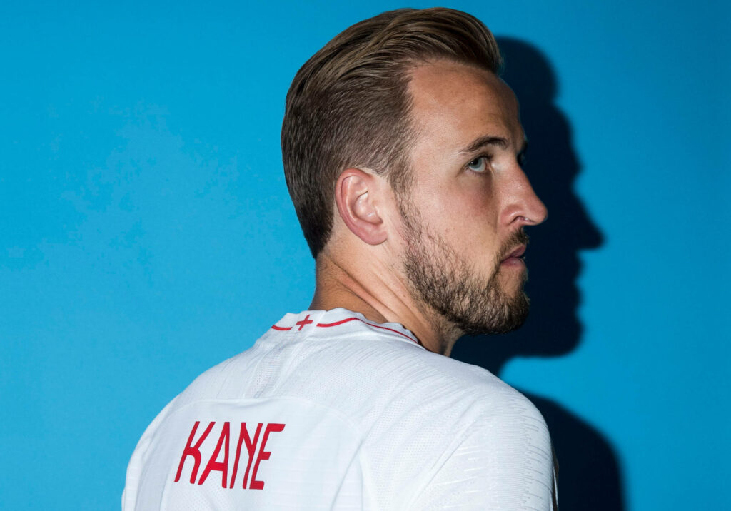 Harry Kane Side-View Wallpaper: Captivating Determination in Blue