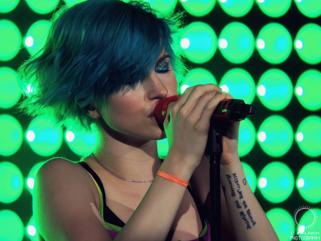 Hayley Williams Paramore live 2014 Monumentour blue hair red mic green stage lights wallpaper