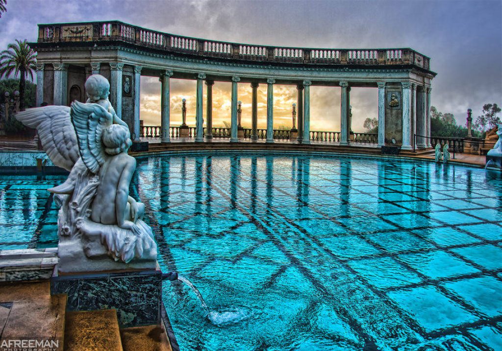 Hearst Castle Neptune Pool with classical cherub statue vibrant turquoise water sunset colonnade Wallpaper