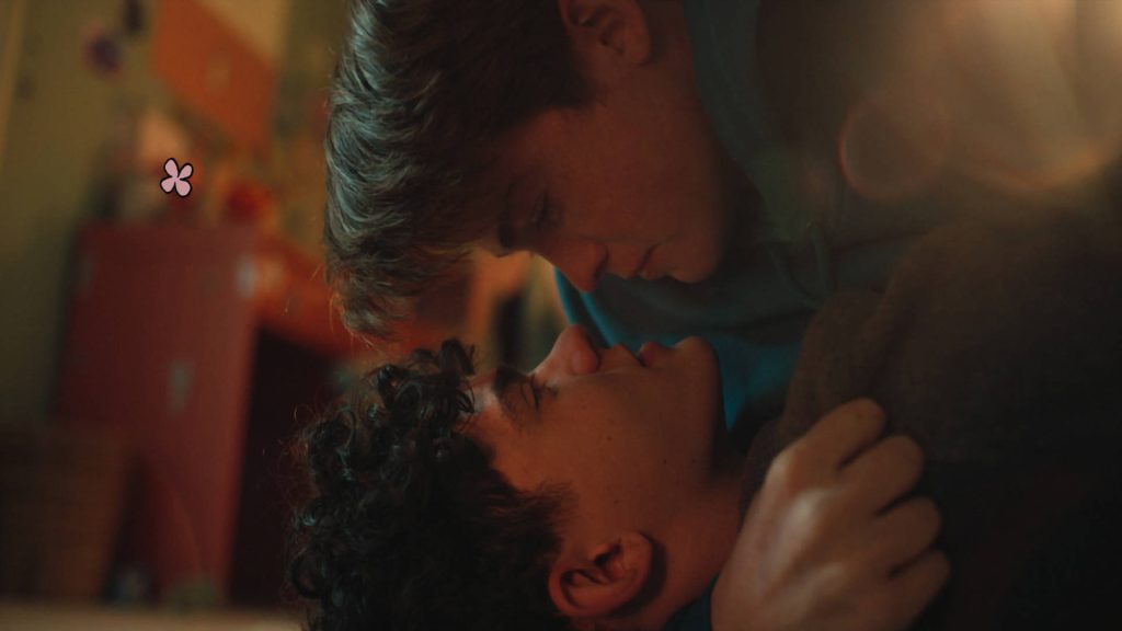 Heartstopper Nick Nelson and Charlie Spring close-up warm light romantic wallpaper background