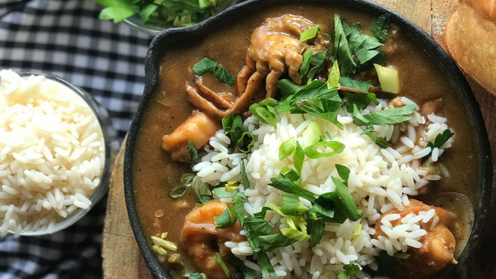 Rustic Gumbo Bowl Wallpaper: Hearty Gumbo with Rice & Spring Onions