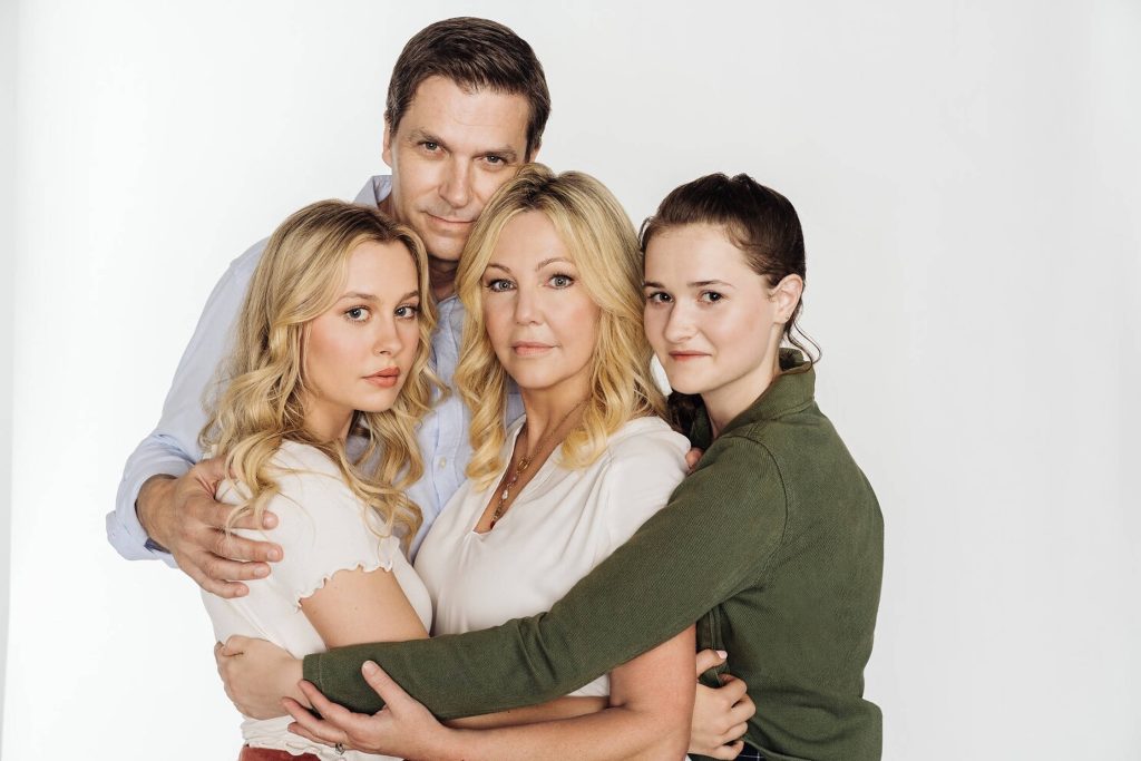 Heather Locklear as Kristine Carlson with cast in warm embrace Lifetime Dont Sweat the Small Stuff Wallpaper