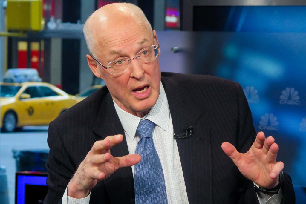 Henry Paulson speaks in sharp suit during CNBC interview with NYC taxi and blue backdrop Wallpaper