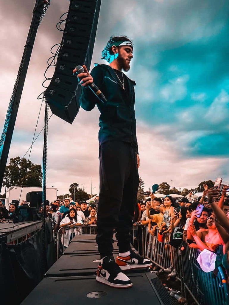 Herencia de Patrones live concert wallpaper vibrant stage teal warm sky dynamic performance
