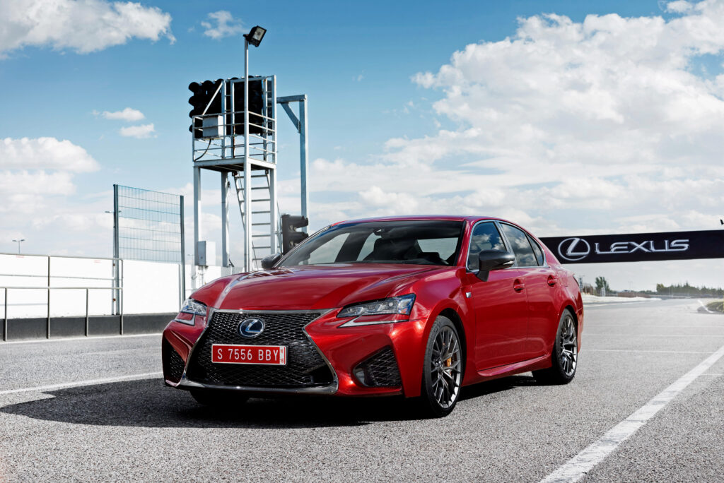 High-Res Lexus GS Side View Wallpaper with Blue Sky Background