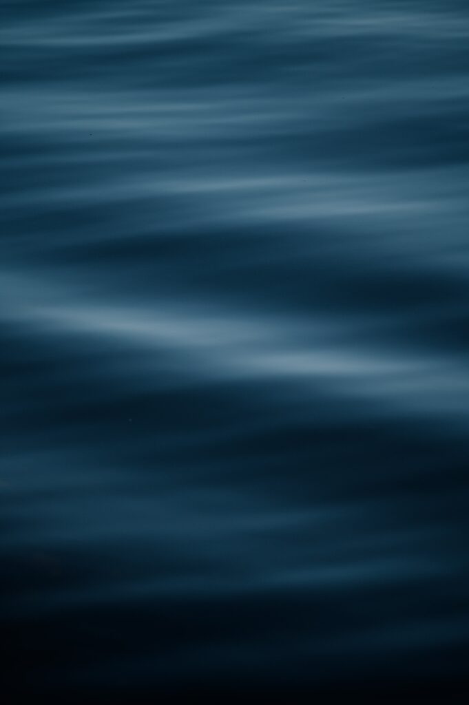 Tranquil Sea Waves Wallpaper - High-Res 4024x6048 Background