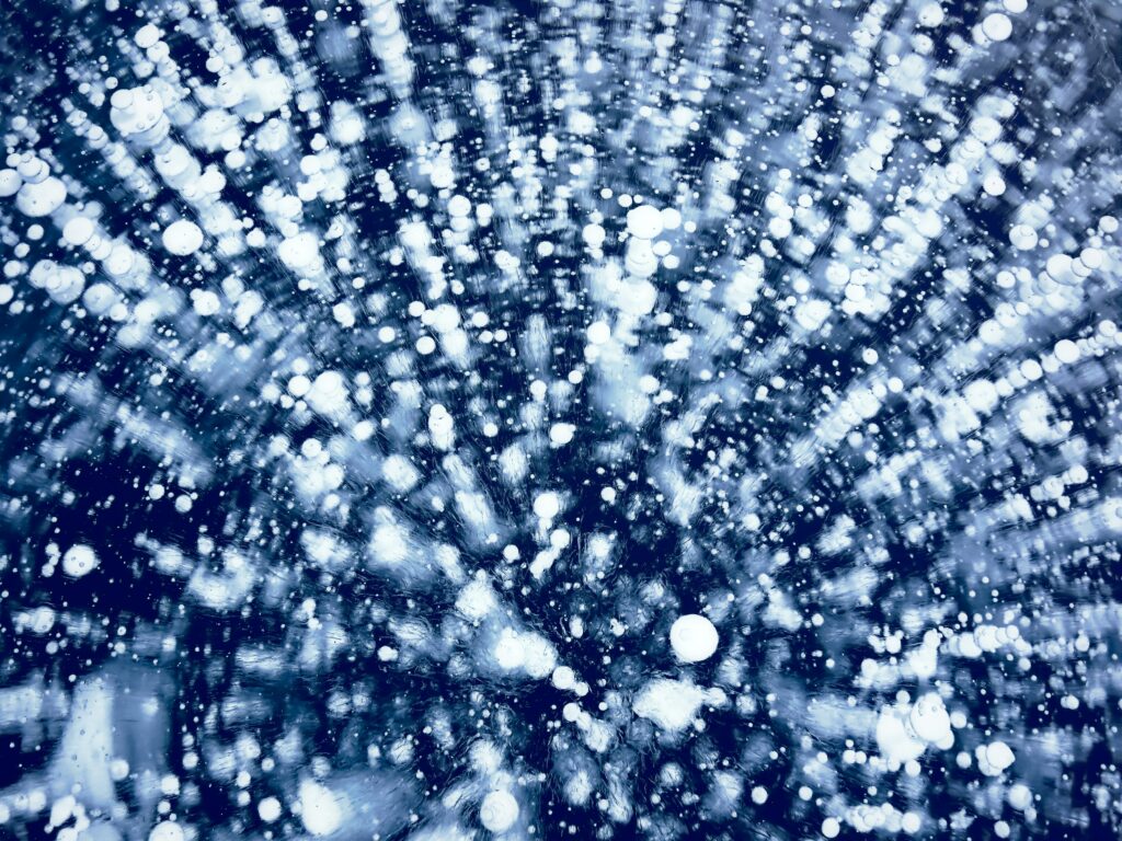 Mesmerizing High-Res Wallpaper: Scattered White Spots on Dark Background