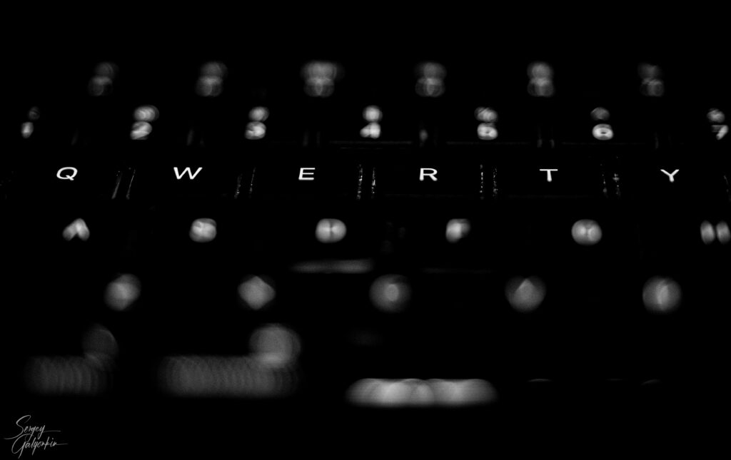 Black & White Keyboard Close-Up Wallpaper - Minimalist Design