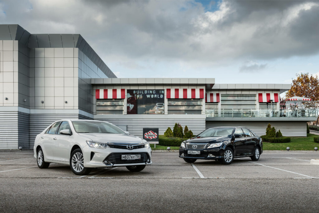 Toyota Cars in High-Res: White & Black Parked by Modern Building Wallpaper