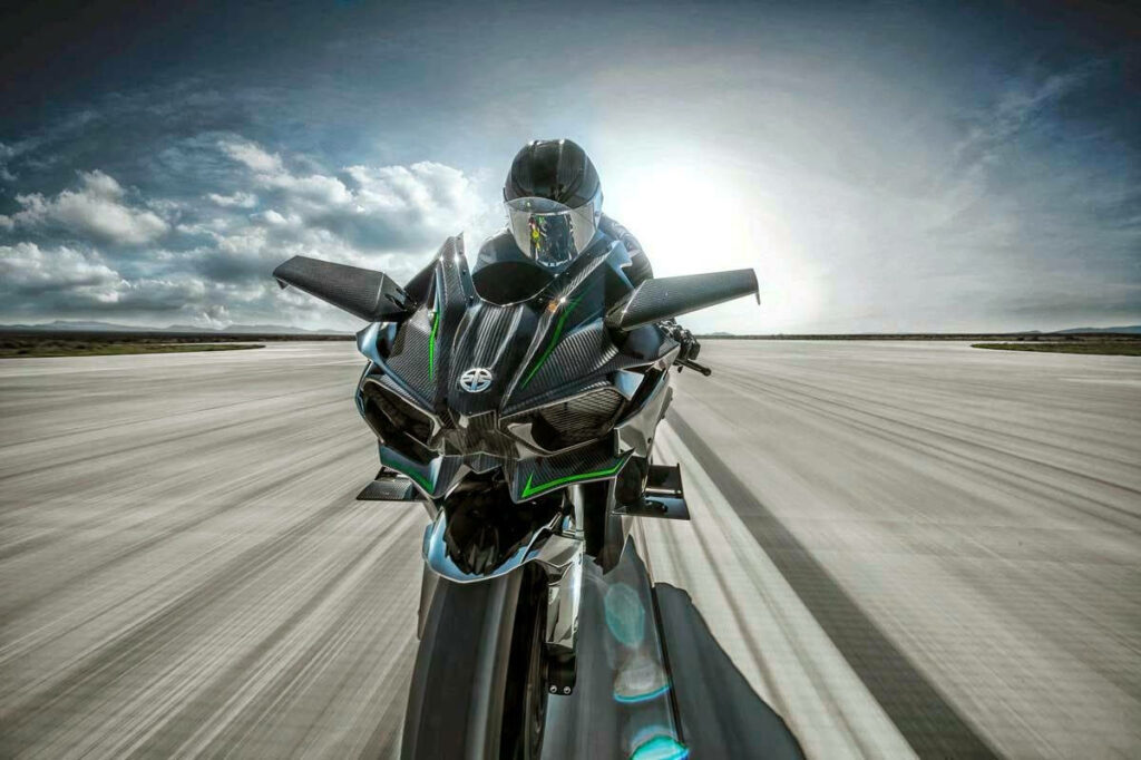 High-Speed Kawasaki H2R Wallpaper: Aerodynamic Design in Daylight