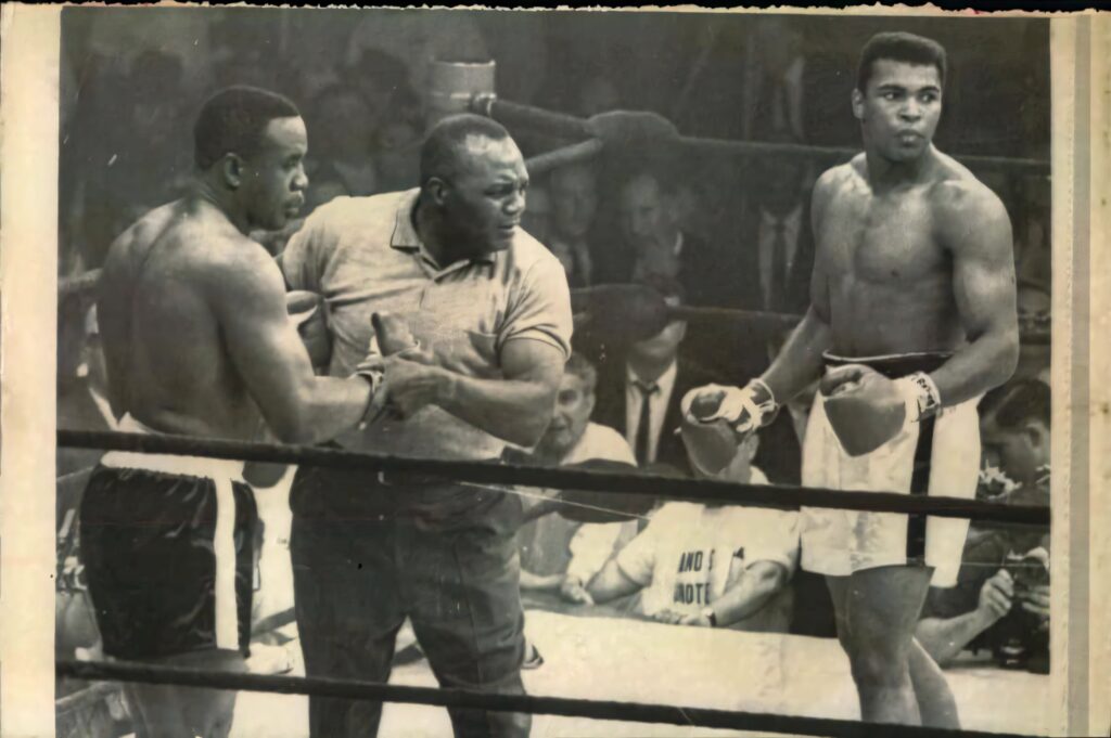 Historic Boxing Wallpaper: Jersey Joe Walcott & Muhammad Ali Moment
