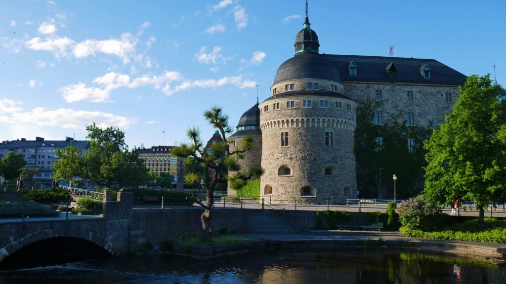 Serene Castle Wallpaper: Historic Architecture with Lush Greenery