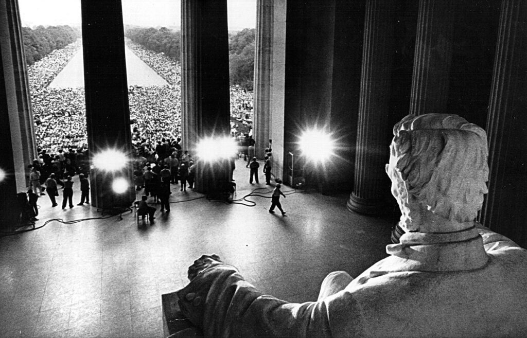 Historic Lincoln Monument Gathering: Striking Black-and-White Wallpaper