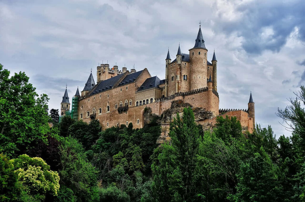 Rustic Segovia Castle Wallpaper: Historic Beauty & Lush Greenery