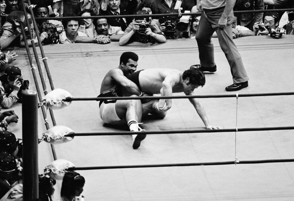 Historic Inoki vs. Ali Match Wallpaper: Iconic Clash in the Ring