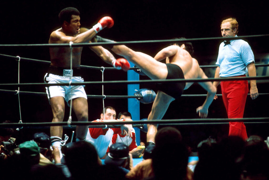 Historic Wrestling Clash: Inoki vs. Ali - Epic Match Wallpaper