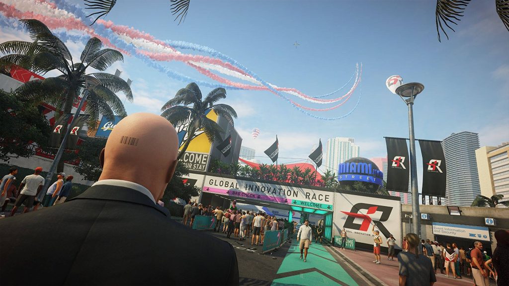Agent 47 overlooking vibrant Miami Global Innovation Race racetrack with palm trees and smoke trails Wallpaper