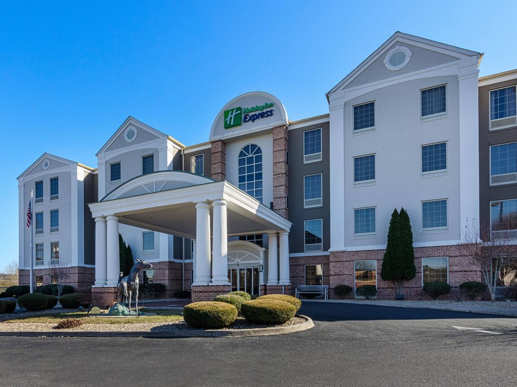 Holiday Inn Express Lexington exterior with horse and foal statue bright sunny day view Wallpaper