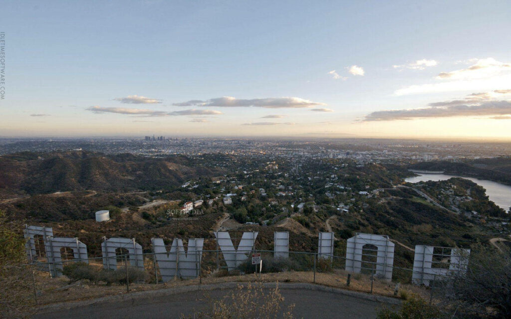 Hollywood Sign Scenic Wallpaper: LA Views & Clear Skies
