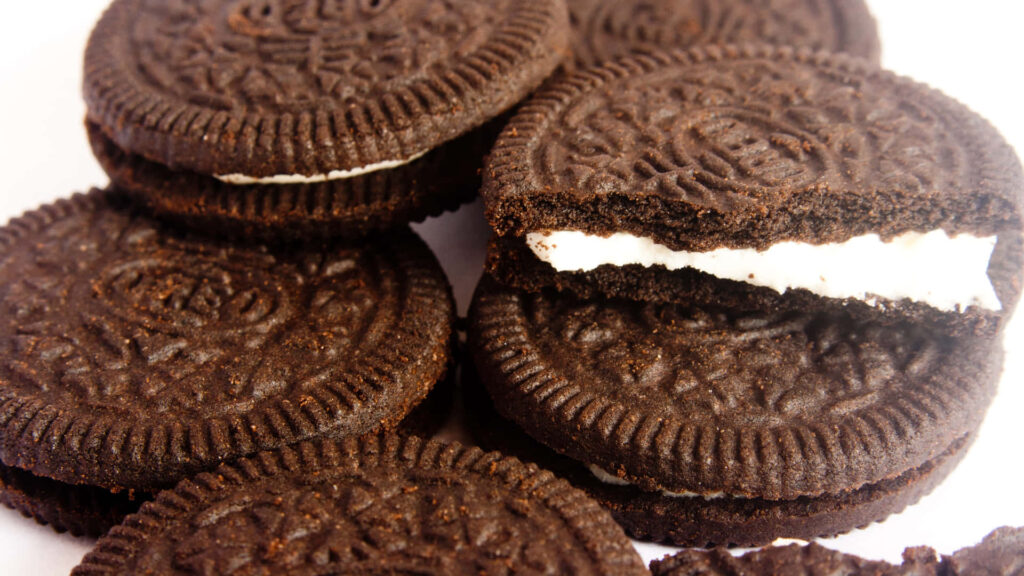 Delicious Homemade Oreo Cookies: A Mouthwatering Background Treat Wallpaper