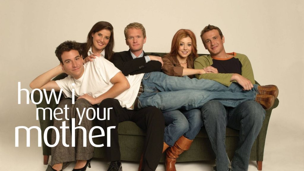 How I Met Your Mother cast on green sofa promotional photo wallpaper background