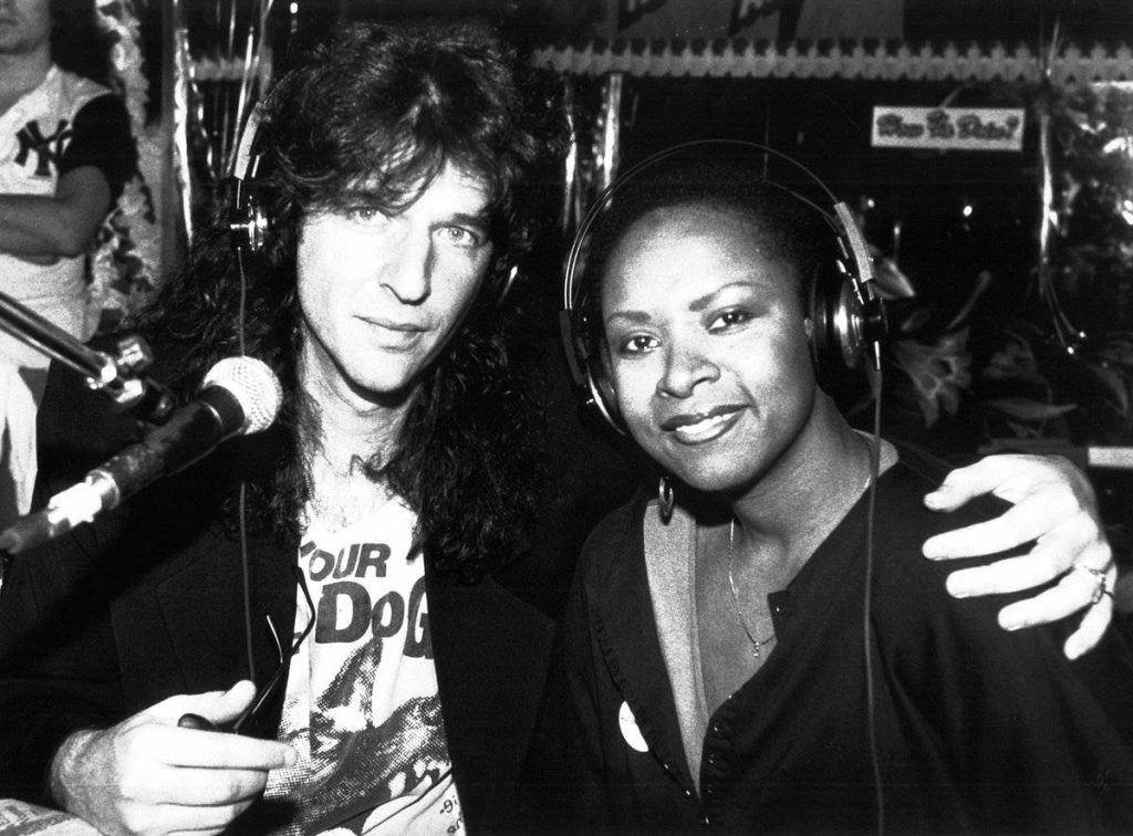 Black and white wallpaper of Howard Stern and Robin Quivers in radio studio with headphones