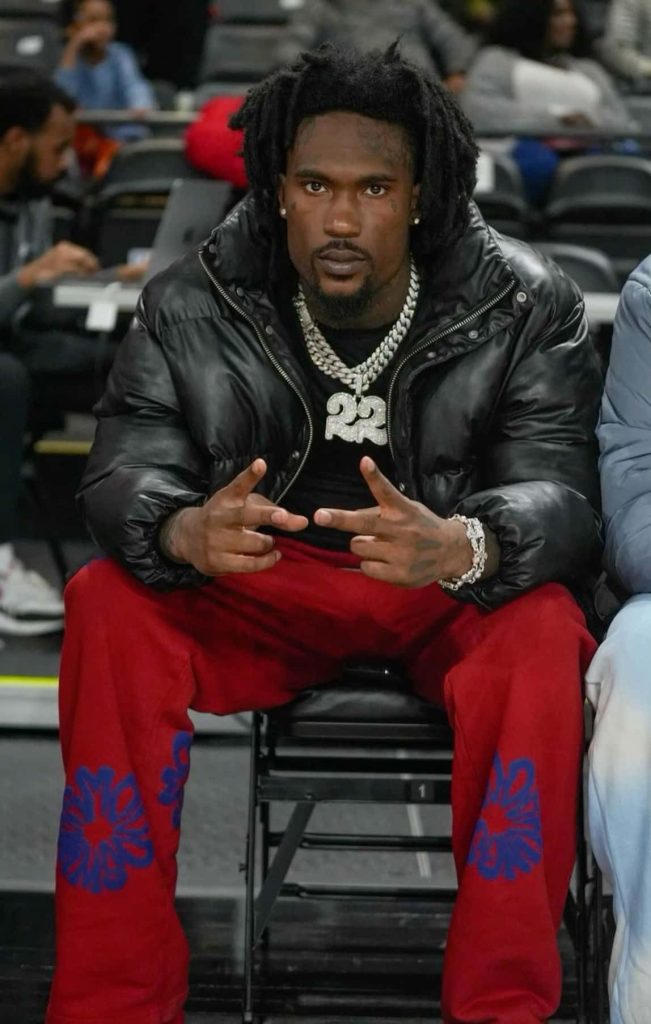 Rapper Hunxho in black puffer jacket red pants diamond 22 chain urban arena wallpaper background