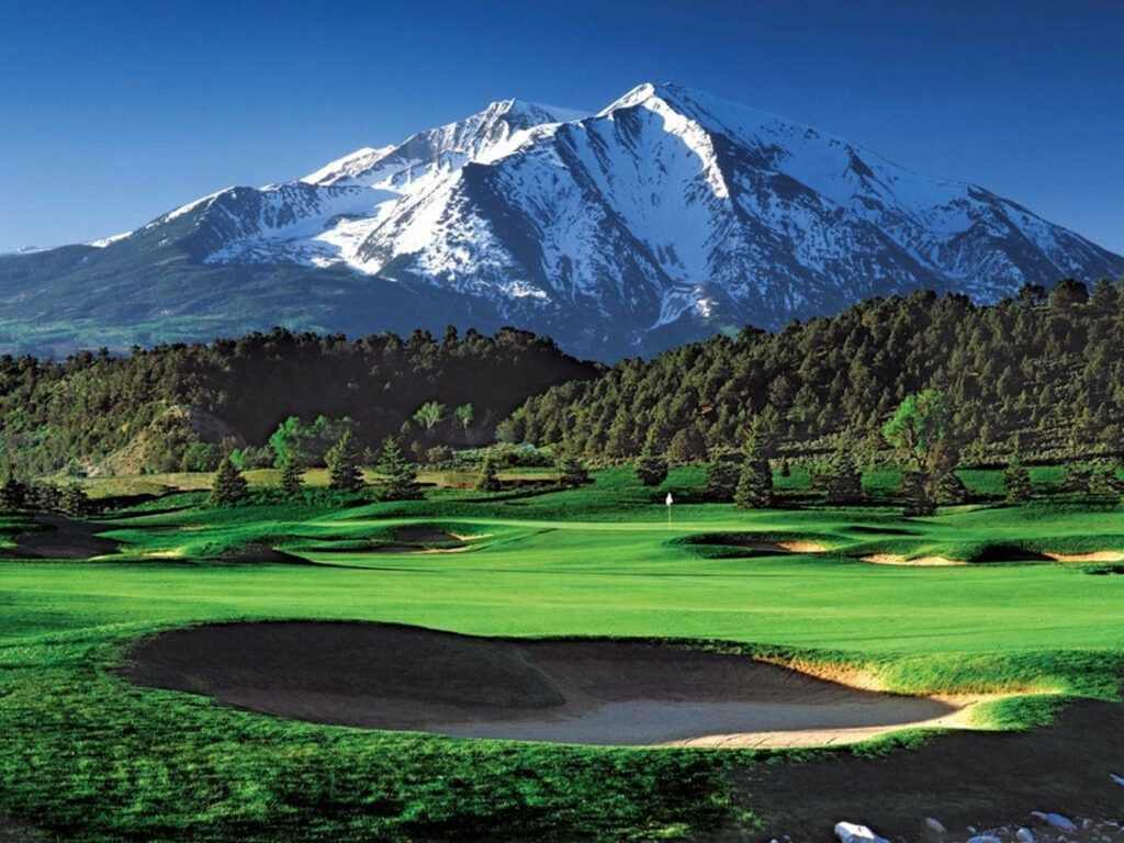 Awe-Inspiring Mountainous Golf Course with a Serene Glacier Backdrop - Ultimate HD Desktop Wallpaper