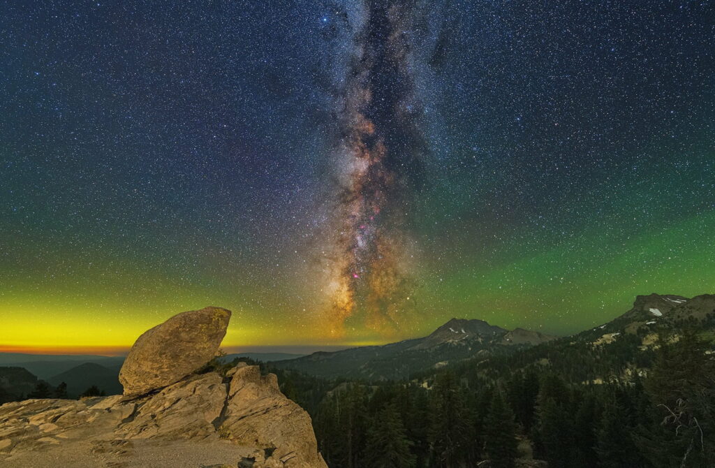 Stunning Night Sky: Captivating Milky Way in High-Definition Wallpaper