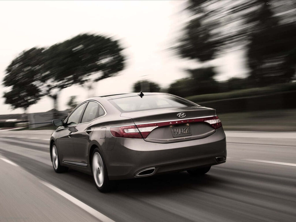 Hyundai Azera Wallpaper: Luxury & Speed on the Open Road