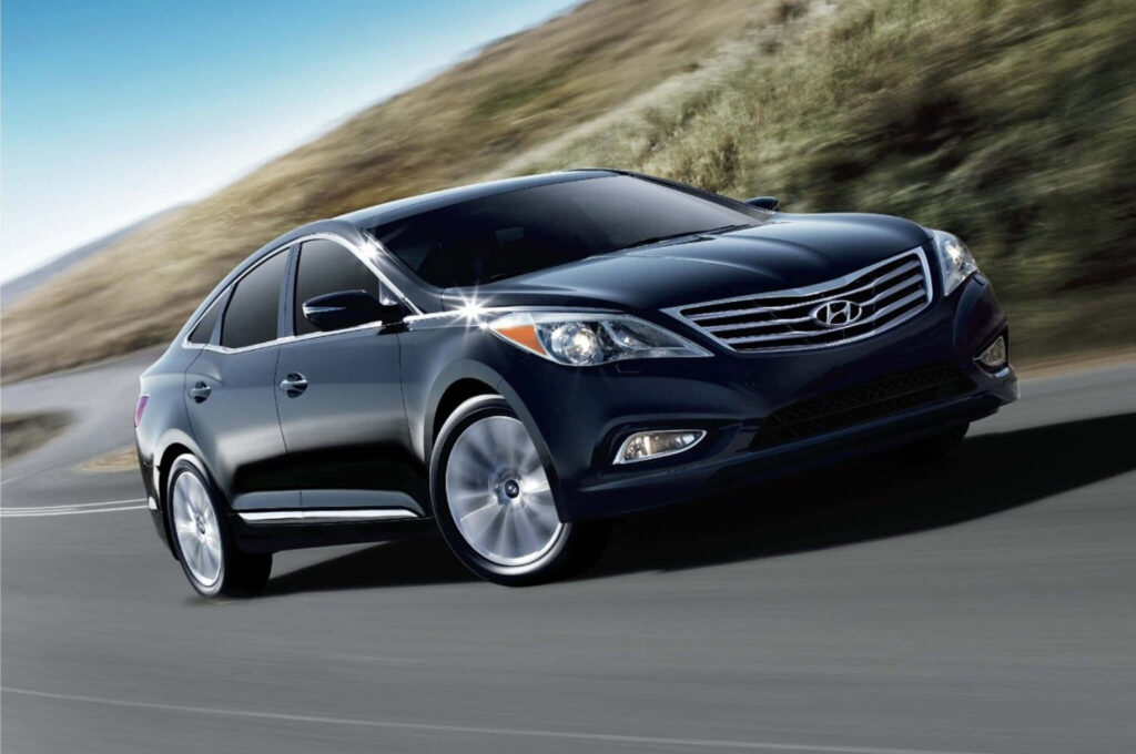 Elegant Hyundai Azera Wallpaper: Aerodynamic Design in Motion