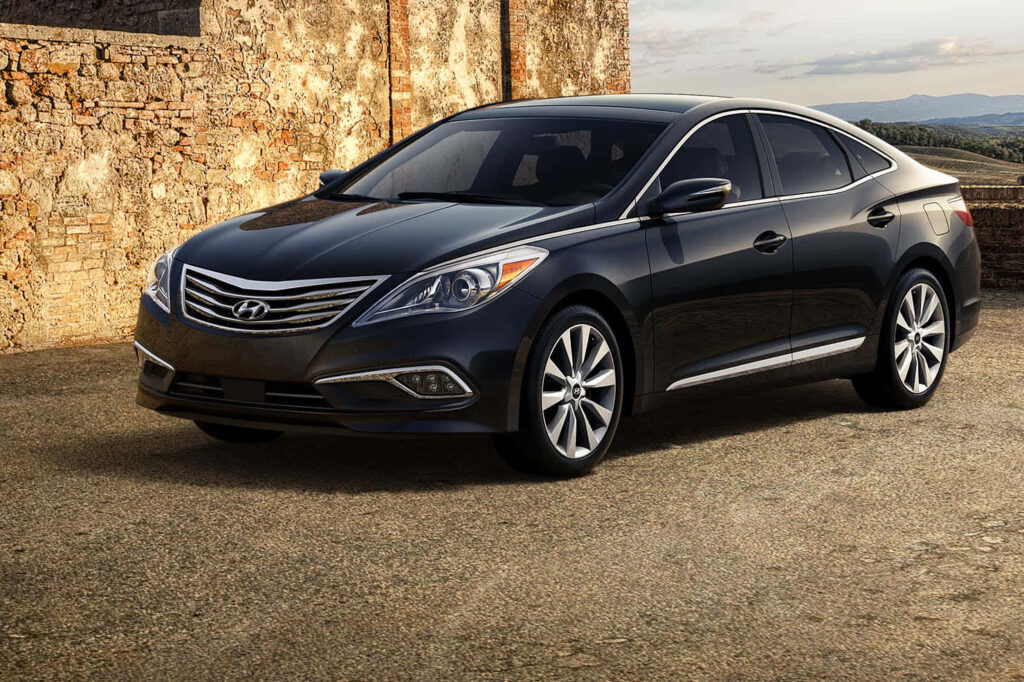 Hyundai Azera Wallpaper: Sleek Sedan Design in a Scenic Background