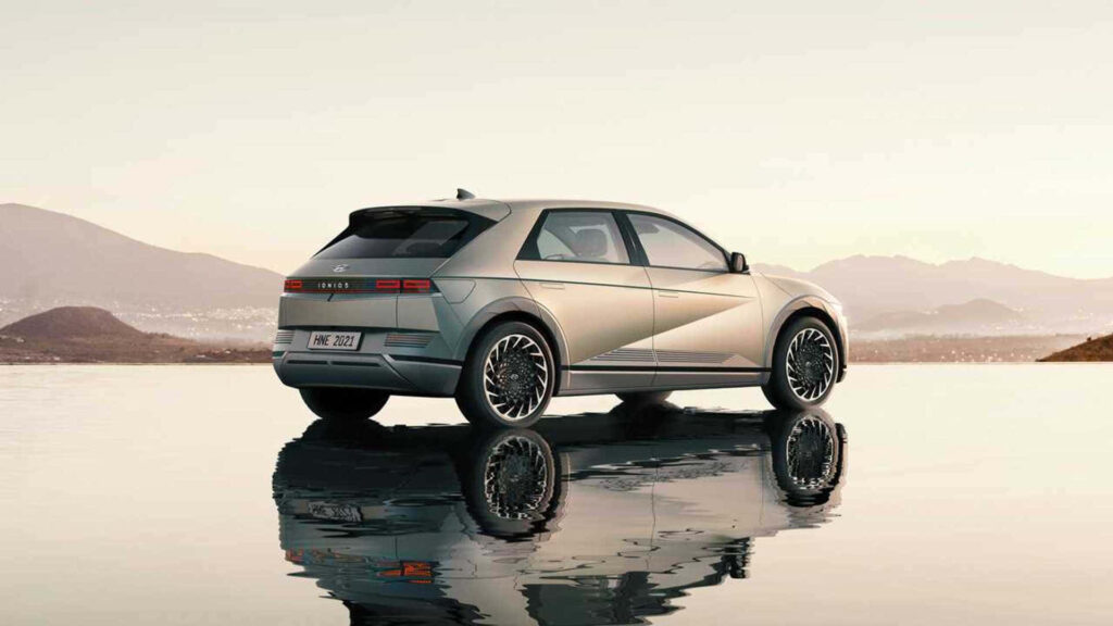 Stylish Hyundai SUV Wallpaper: Modern Design & Serene Water Backdrop