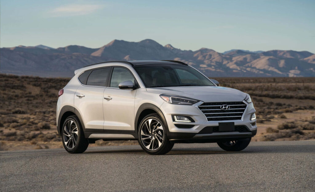 Hyundai Tucson: Elegant Adventure Wallpaper with Rugged Mountain View