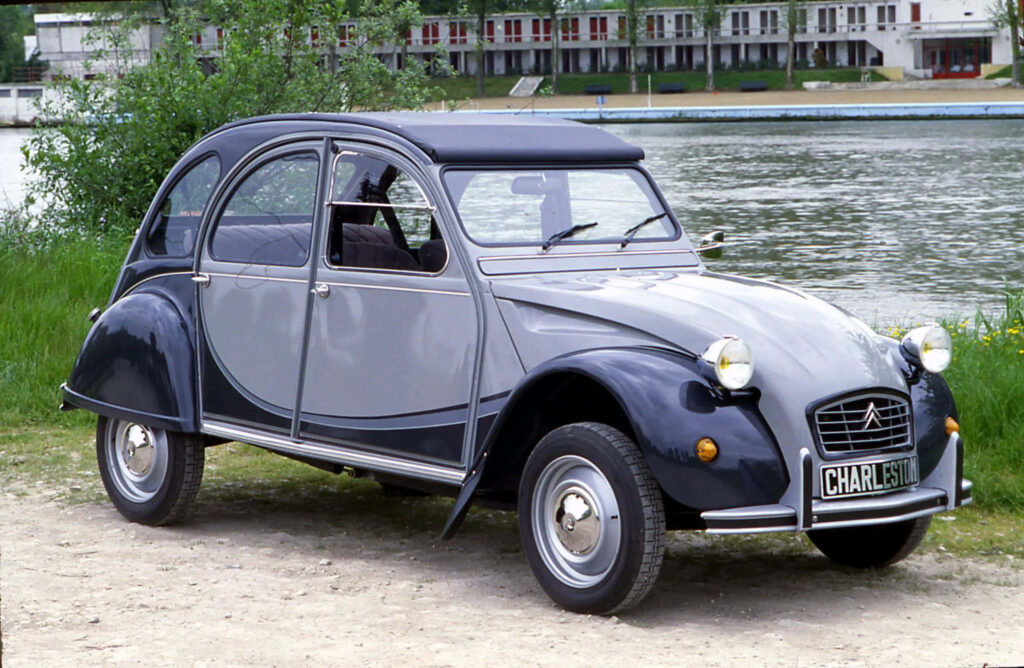 Classic Citroën 2CV Wallpaper: Iconic Vintage Car Design